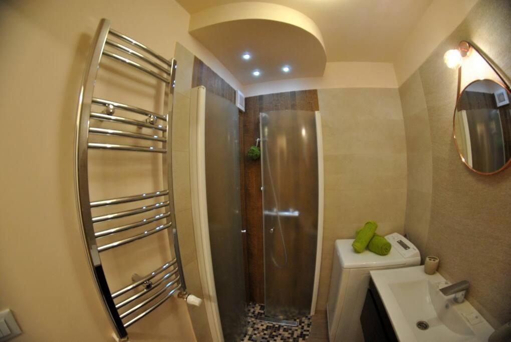 Modern & Central Apartment In North Of Boekarest Buitenkant foto